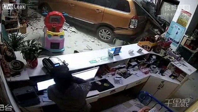 Un 4x4 fait une marche arrière dans le hall d'un hotel