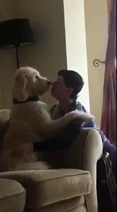 Elle surprend son frere qui fait des bisous au chien... Oups