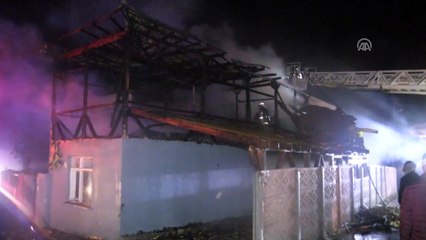 İki katlı ahşap ev yandı - DÜZCE