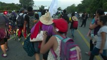 Caravana en México avanza hacia EEUU intentando ir en camiones