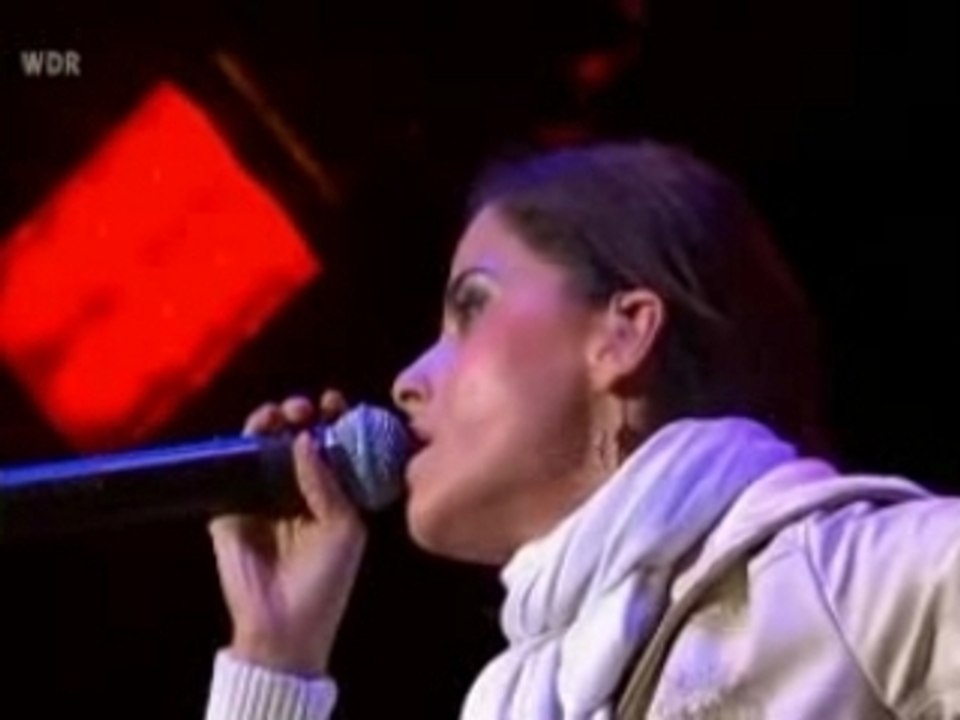 Nelly Furtado - Say It Right (Live)