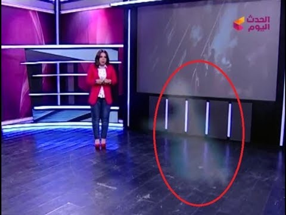 عاجل| "كائن فضائي" يقتحم ستوديو #الحدث_اليوم ويصيب الإعلامية "منال أغا" بصدمة بالغة