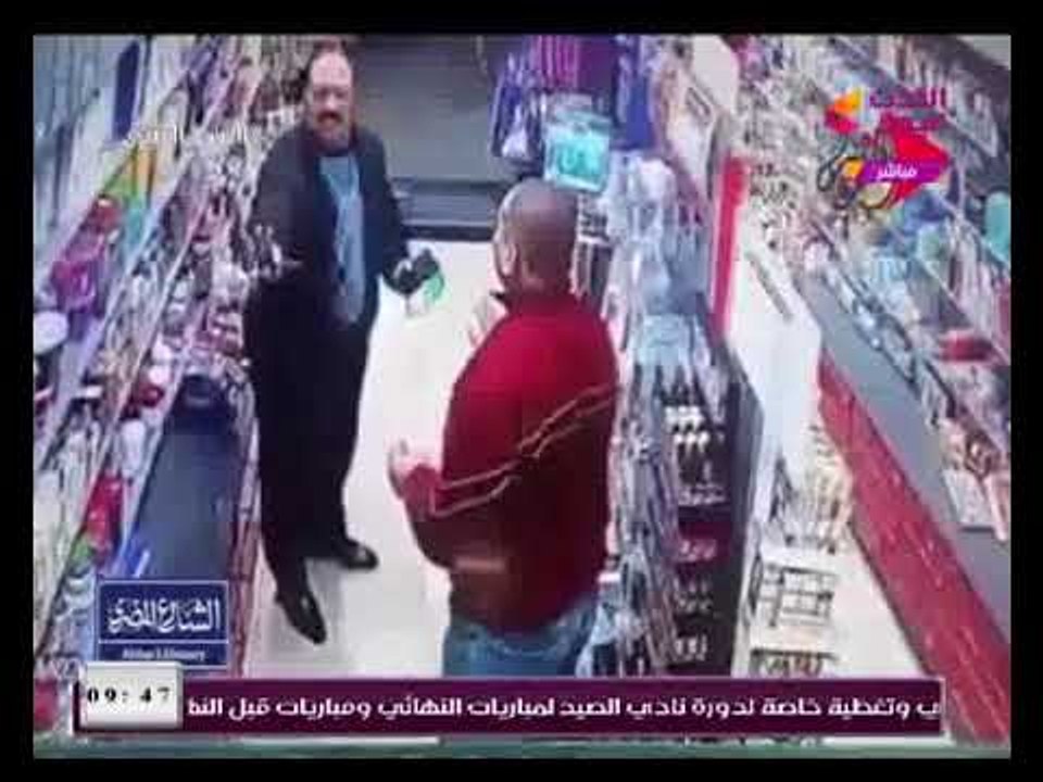 خطير | شاهد لحطة تعدي أفراد الشرطة علي صيدلي داخل الصيدلية