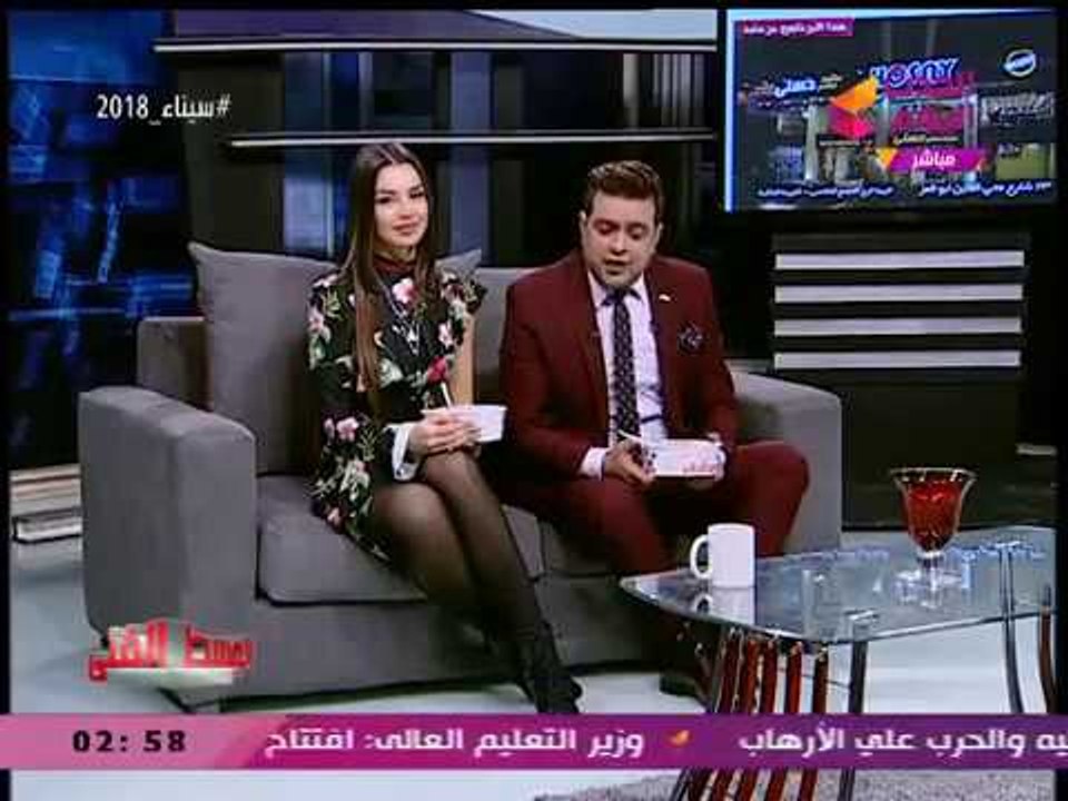 مقدم #الوسط_الفني يفاجئ الفنانة الاستعراضية "جوهرة" بجلوسه جوارها عالهواء!!!