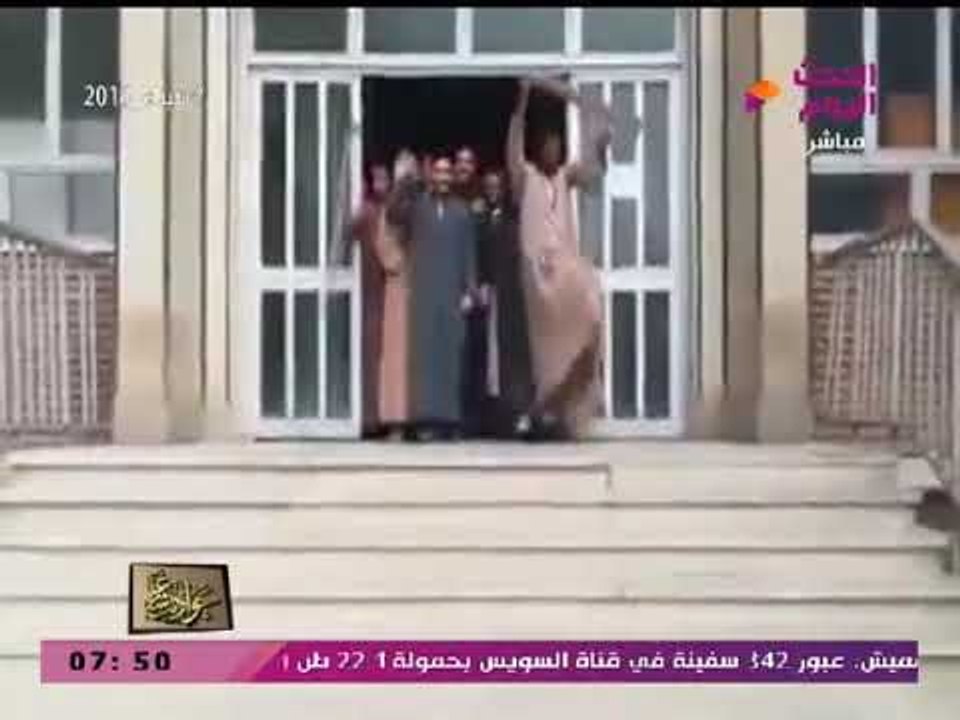 تحت شعار "رد الجميل" طلاب هندسة أسيوط يحتفلون بتخرجهم بـ"الجلاليب"