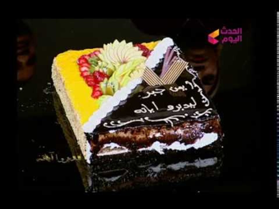 مذيع الحدث يحتفل على الهواء بعد انتهاء حلقات برنامجه