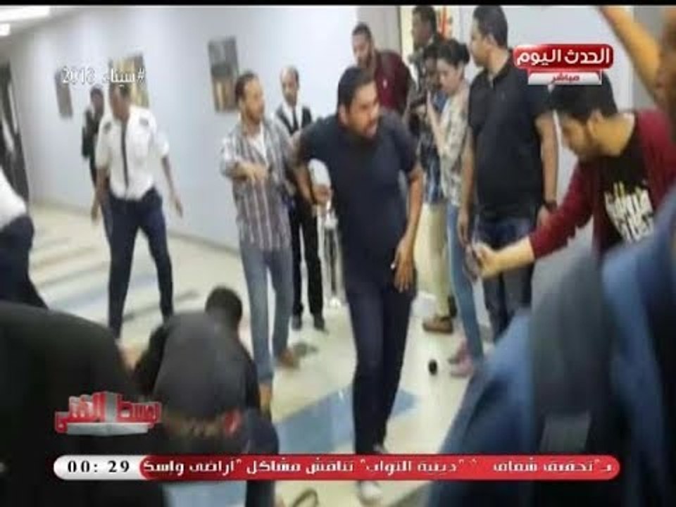 مذيع #الوسط_الفني: بالصور اعتداء جاردات "تامر حسني" على المصورين والصحفيين
