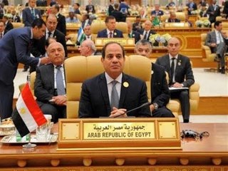 سيد علي يكشف أسباب الجدل بعد ظهور "وزير الإسكان" خلف الرئيس بالقمة العربية