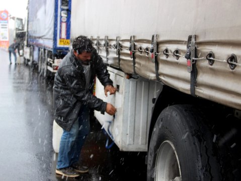 Doğu'da Kar Esareti Başladı! Yollar Kapandı, Araçlar Mahsur Kaldı