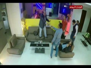 الفنان منير مكرم ينفعل بعد دخول كلب عليه  في مقلب ألشة هاي ويبدا بمهاجم فريق العمل