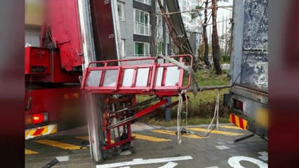 강풍에 아파트 이사 도중 사다리차 쓰러져 / YTN