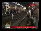 فيديو خطير لحظة نزول المواطنين علي قضبان المترو بأمر من رئيس المحطة