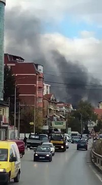 Digjen mbeturinat në ‘Arbëri’, nga mbrëmë tymi i zi mbulon lagjen