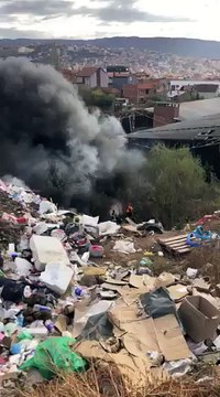 Digjen mbeturinat në ‘Arbëri’, nga mbrëmë tymi i zi mbulon lagjen