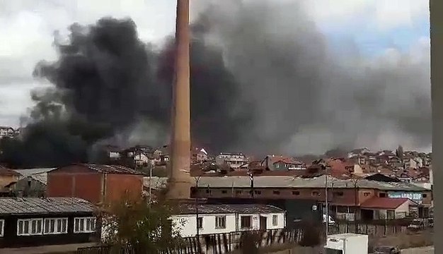 Digjen mbeturinat në ‘Arbëri’, nga mbrëmë tymi i zi mbulon lagjen