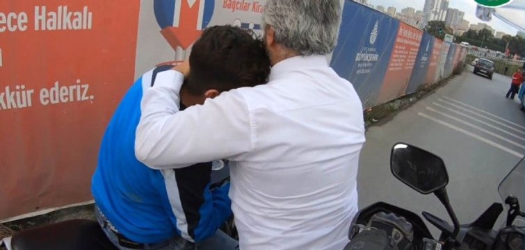 Otobüs Şoförünün Kendisine Çarpan Motosikletli Gence Şefkati Kameralara Yansıdı