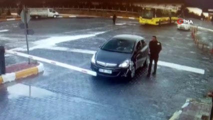 Öğrencinin kimlik soran güvenlik görevlisine kafa attığı anlar kamerada