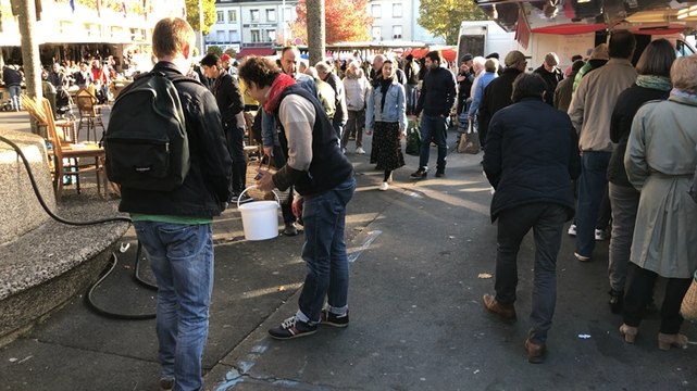 Sur le marché, ils ont ramassé les mégots