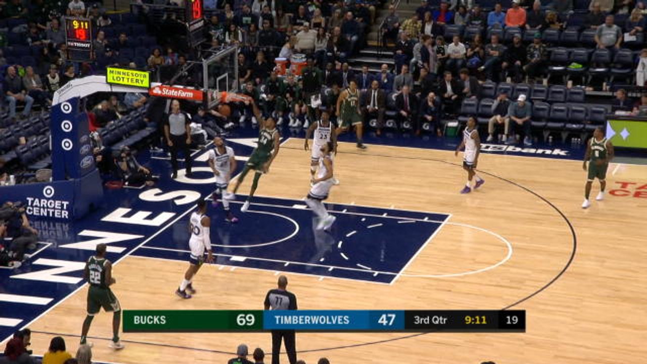 Giannis' huge dunk as Bucks stay unbeaten