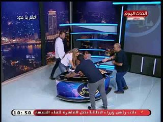 أسرة برنامج عالم بلا حدود تفاجئ عاطف عبد اللطيف عالهواء بتورتة احتفالاً بعيد ميلاده