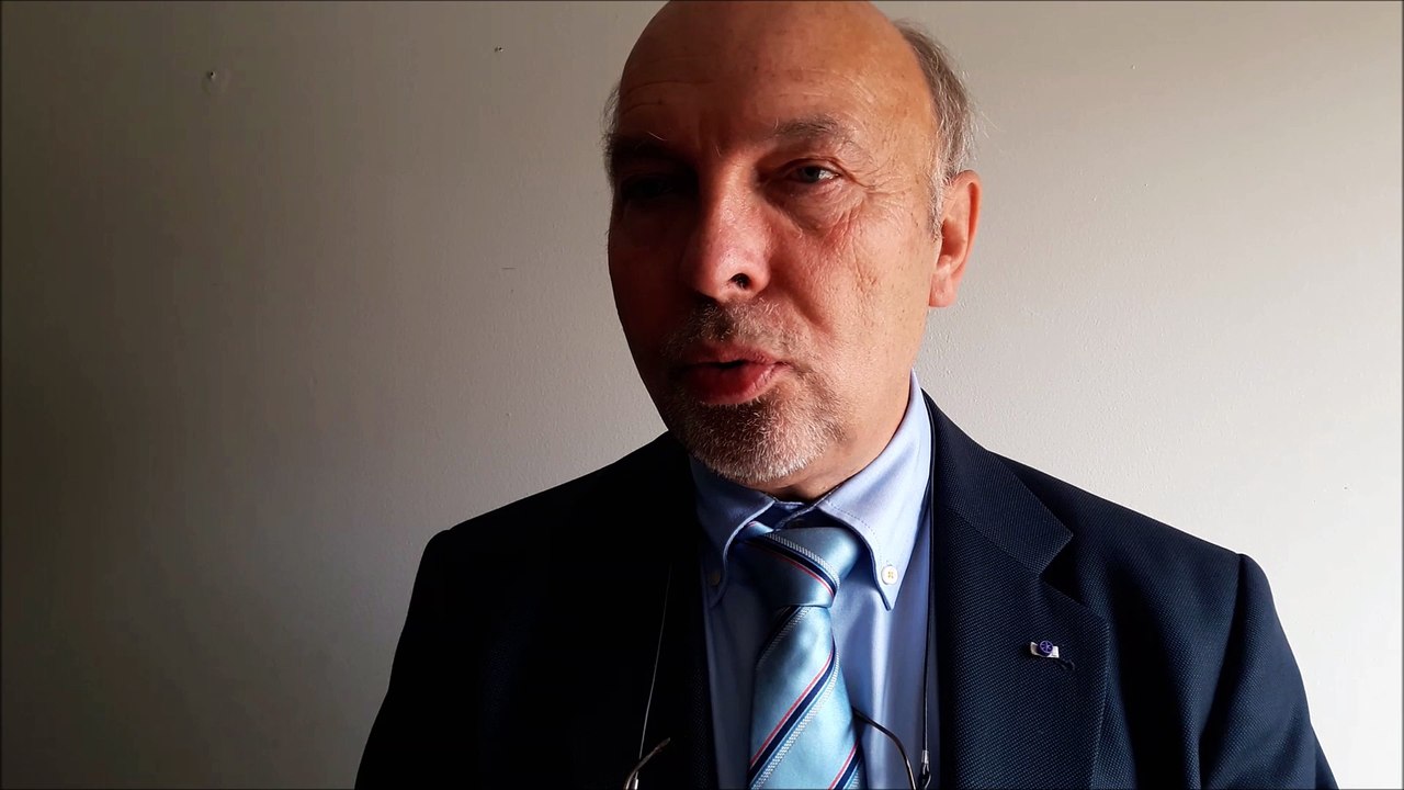 Jean-Charles Lambert, maire de Stutzheim-Offenheim, présente les deux pédagogues qui ont donné leur nom à des rues