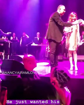 شاهدوا رد فعل نانسي عجرم بعد تقبيل شاب لها بشكل مفاجئ على المسرح!