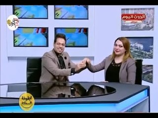 مذيع يفاجئ زميلته بطلب يدها ويُلبسّها الدبله عالهواء
