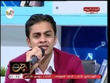 المطرب أحمد سعيد يتالقف في غناء أغنية 