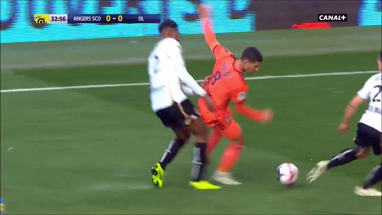 Ismael Traore red card for terrible tackle vs Lyon