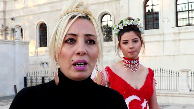 Cumhuriyet Bayramı'na özel Türk bayraklı gelinlik tasarladı - SİVAS