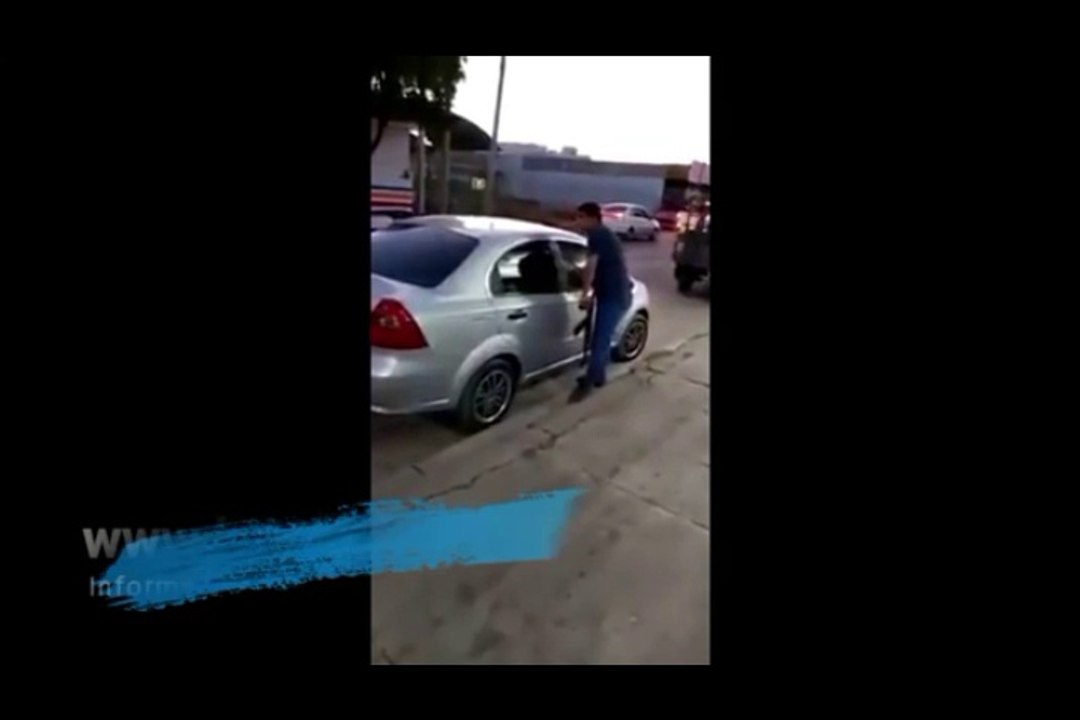 Vídeo Individuo se topa con Marinos e intenta esconder el fusil que trae en la mano