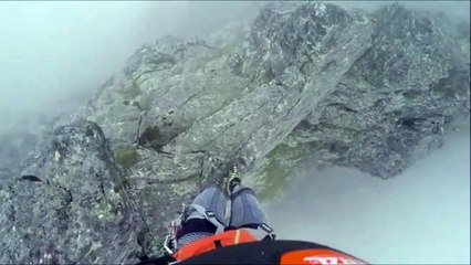 Download Video: Cet alpiniste debout sur la crête d'une montagne va avoir la peur de sa vie