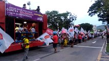 Manifestantes pró-Haddad caminham pelas ruas de Vitória