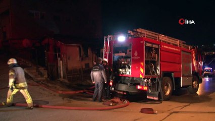 Sultanbeyli’de gecekondu alev alev yandı