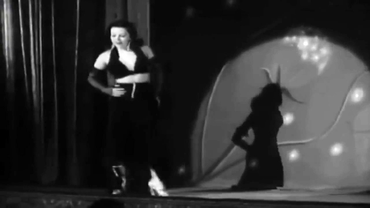 Retro Burlesque dancer