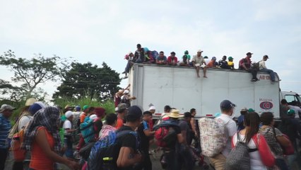 Caravana de migrantes llega a Oaxaca tras bloqueo policial