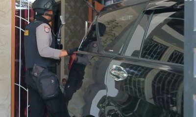 KPK Geledah Rumah Ajudan Bupati Cirebon