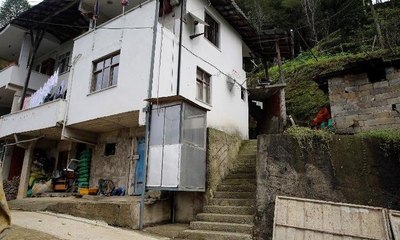 Yürüme zorluğu çeken eşine özel asansör yaptı