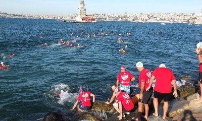 Cumhuriyet'in kuruluş yıl dönümünde Kız Kulesi’ne yüzerek geçtiler