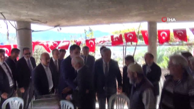 Tunceli'de şehit düşmüştü, Bakan Kurum şehidin babasına Türk Bayrağı ve Kuran-ı Kerim hediye etti