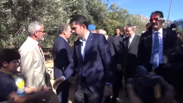 Tunceli'de Şehit Düşmüştü, Bakan Kurum Şehidin Babasına Türk Bayrağı ve Kuran-ı Kerim Hediye Etti