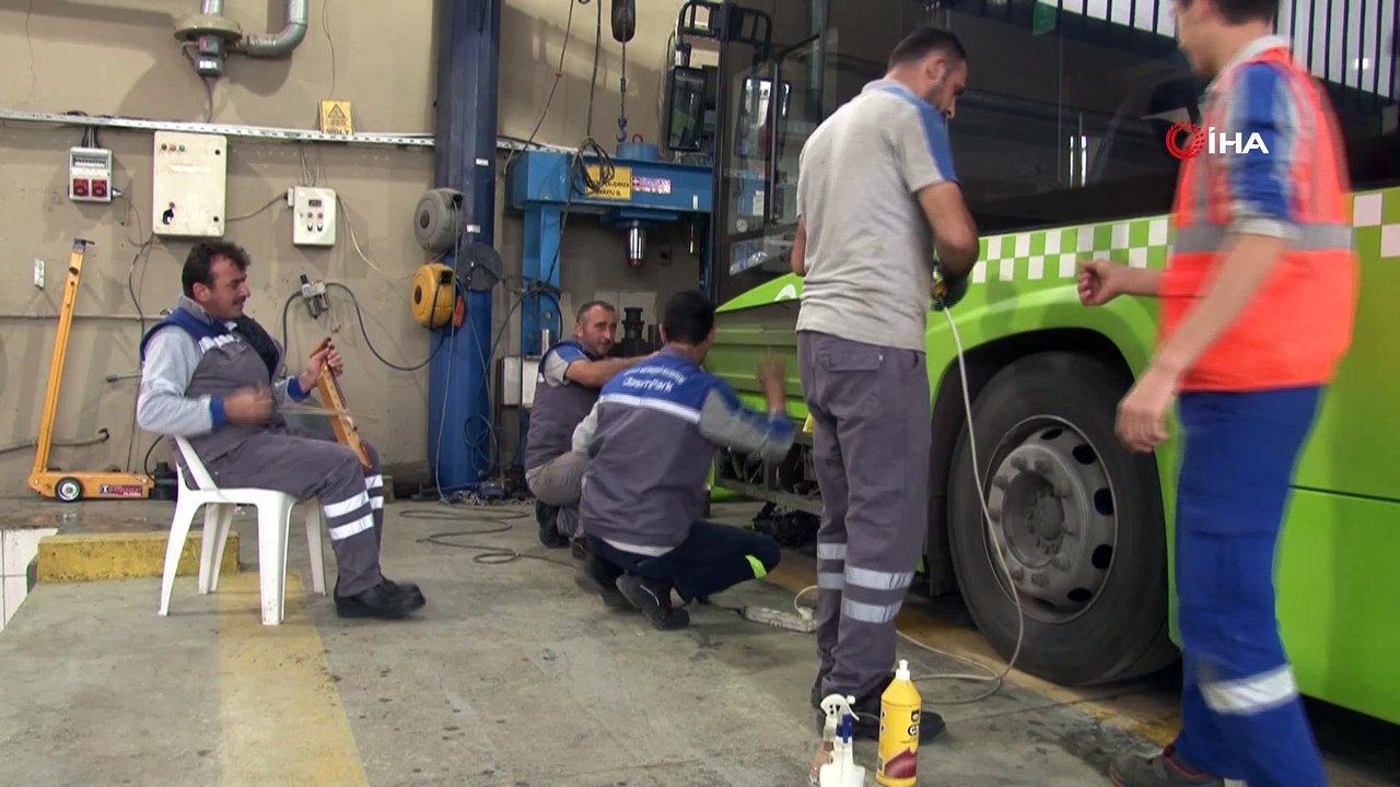 Halk otobüslerinin bakımını yapan işçiler 13 saatlik mesainin stresini kemençe çalıp şarkı söyleyerek atıyor