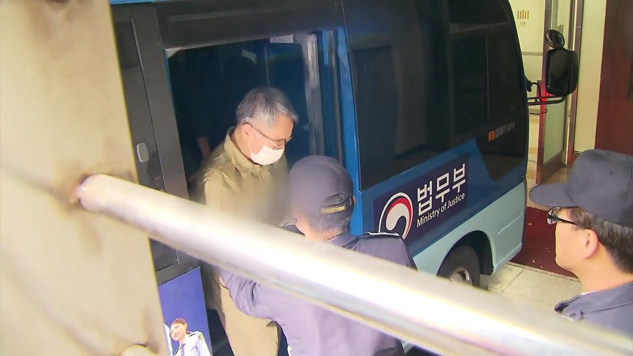 수의 입은 임종헌, 구속 후 첫 소환..."진술 거부" / YTN