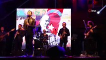 Kadıköy Cumhuriyet Yürüyüşü'ne hazır...“Cumhuriyet Gecesi” konserinde Mehmet Erdem izleyenleri coşturdu