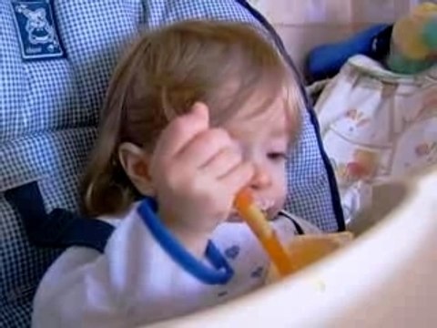 Olivia mange toute seule