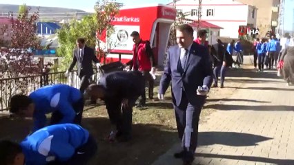 Solhan'da ilçe protokolü ve öğrenciler çöp topladı