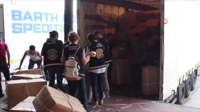 İzmir Limanı'nda Düzenlenen Bir Operasyonda, Sağlığa Zararlı Materyaller İçeren 22 Bin 519 Bin Adet...