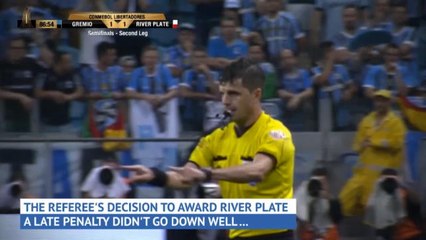 لقطة: كوبا ليبرتادوريس: لاعبو غريميو يعتدون على الحكم عقب منحه ركلة جزاء لريفر بليت