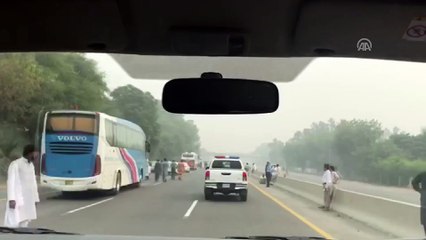 Pakistan'da protestocular yolları kapattı - LAHOR