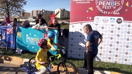 Süpürgesiyle sokak köpeğini temizleyen işçi ödüllendirildi